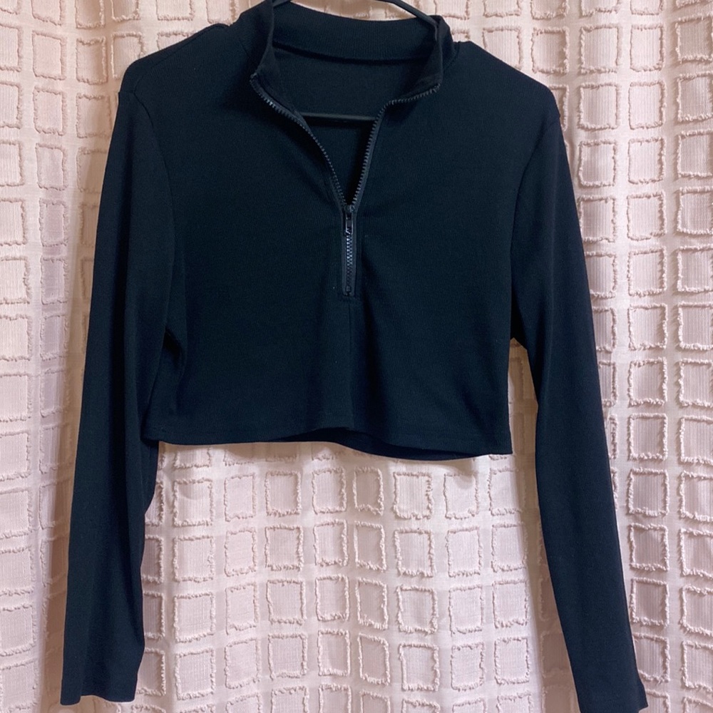 Black long sleeve crop top with zipper